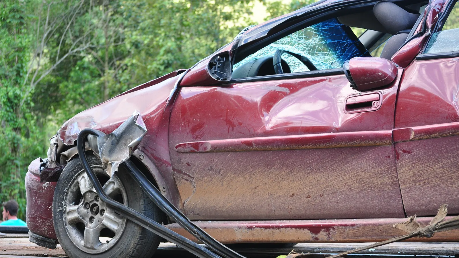 Voiture accidentée, aile avant enfoncée, illustrant le risque assuré au quotidien