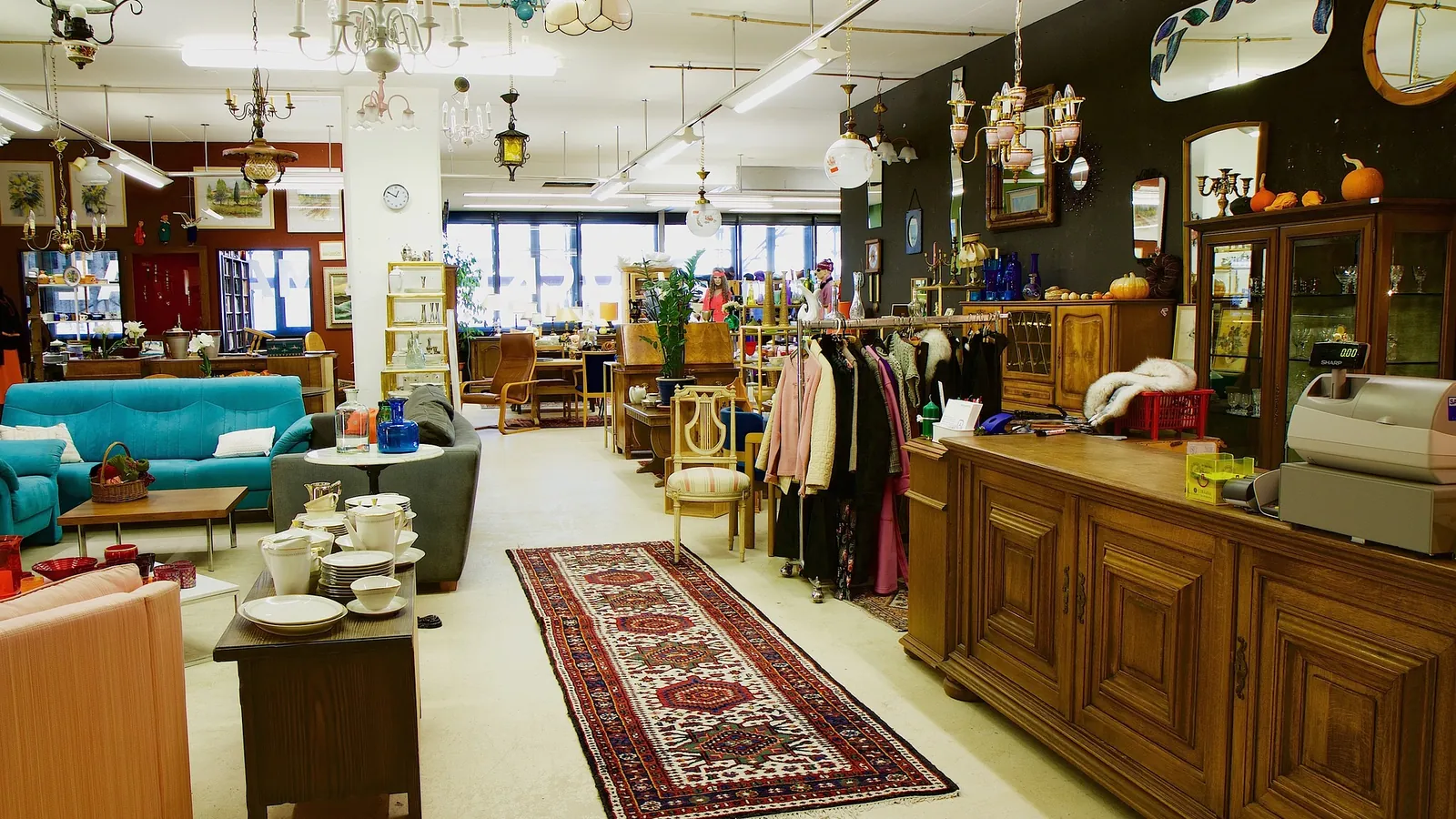Intérieur d'un dépôt vente, meubles anciens, vaisselle et vêtements exposés