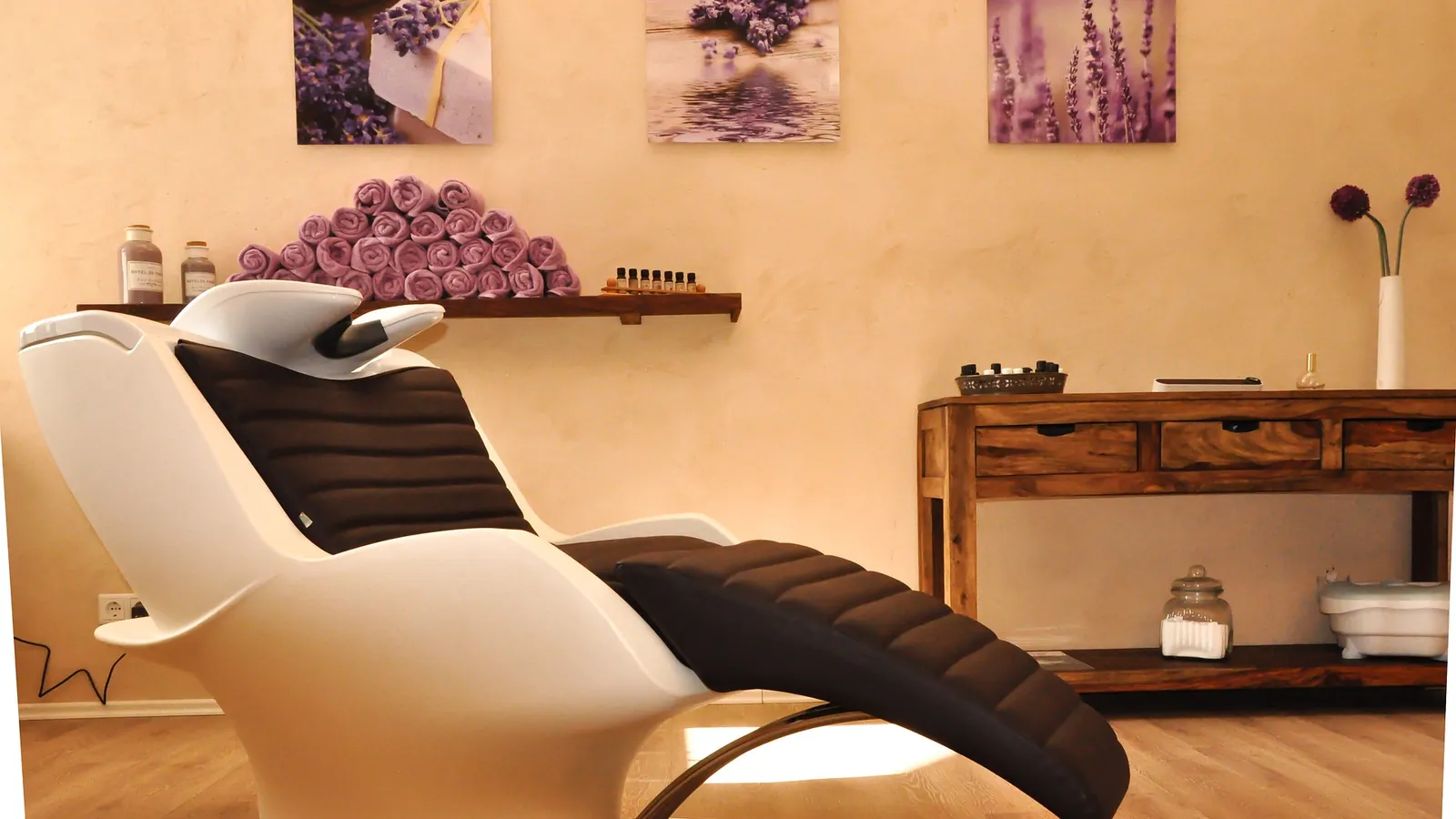 Bac à shampoing et fauteuil de lavage dans un salon de coiffure aux tons clairs