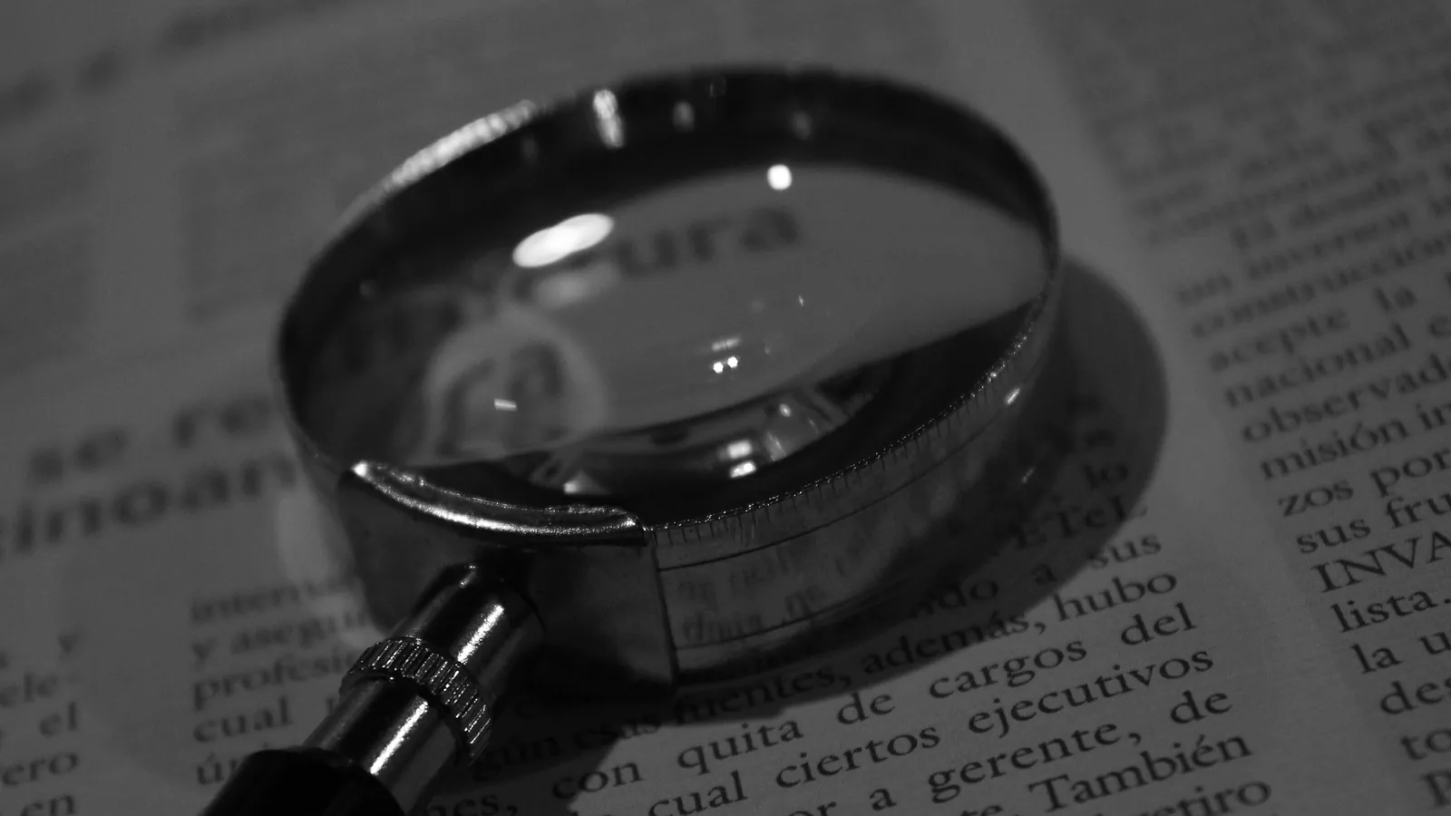 Loupe posee sur une page de journal financier, enquete de marche