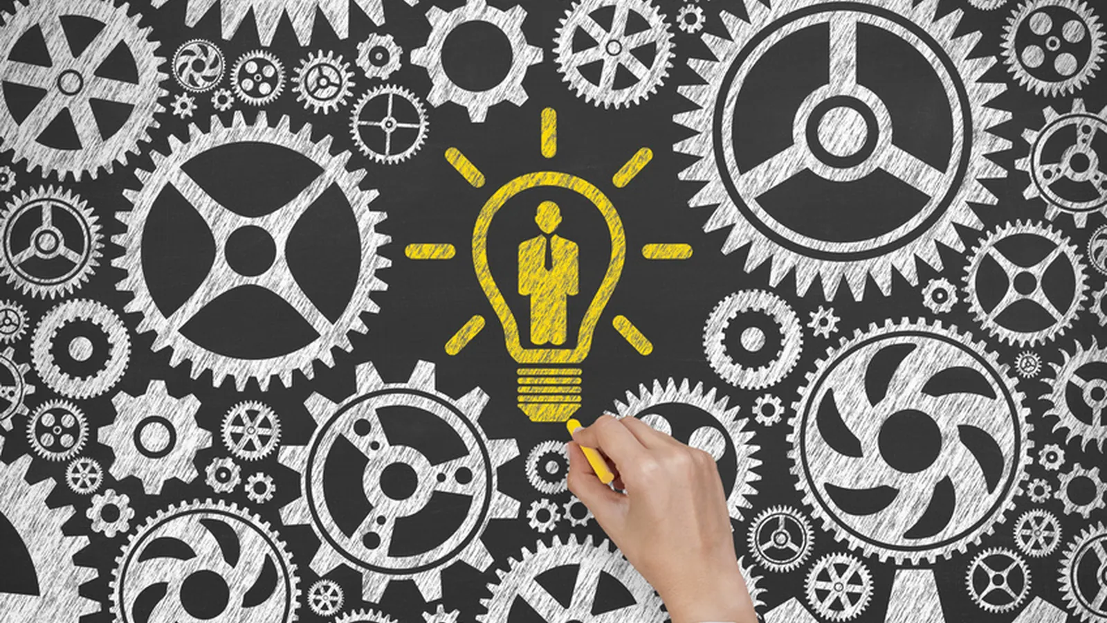 Manager conduisant un point de gestion des ressources humaines avec ses collaborateurs