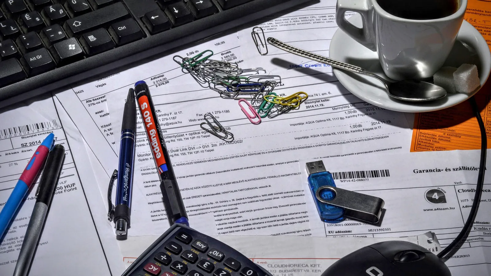 Bureau avec calculatrice, stylos et tableaux imprimes, indicateurs de pilotage