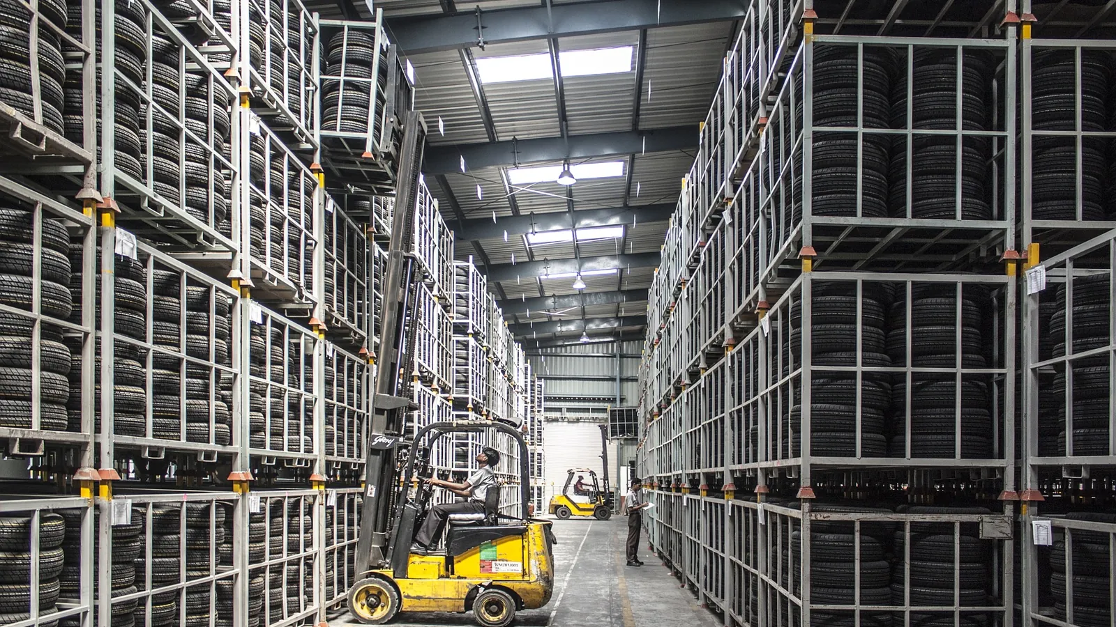 Chariot elevateur dans un entrepot a rayonnages, flux logistique a optimiser