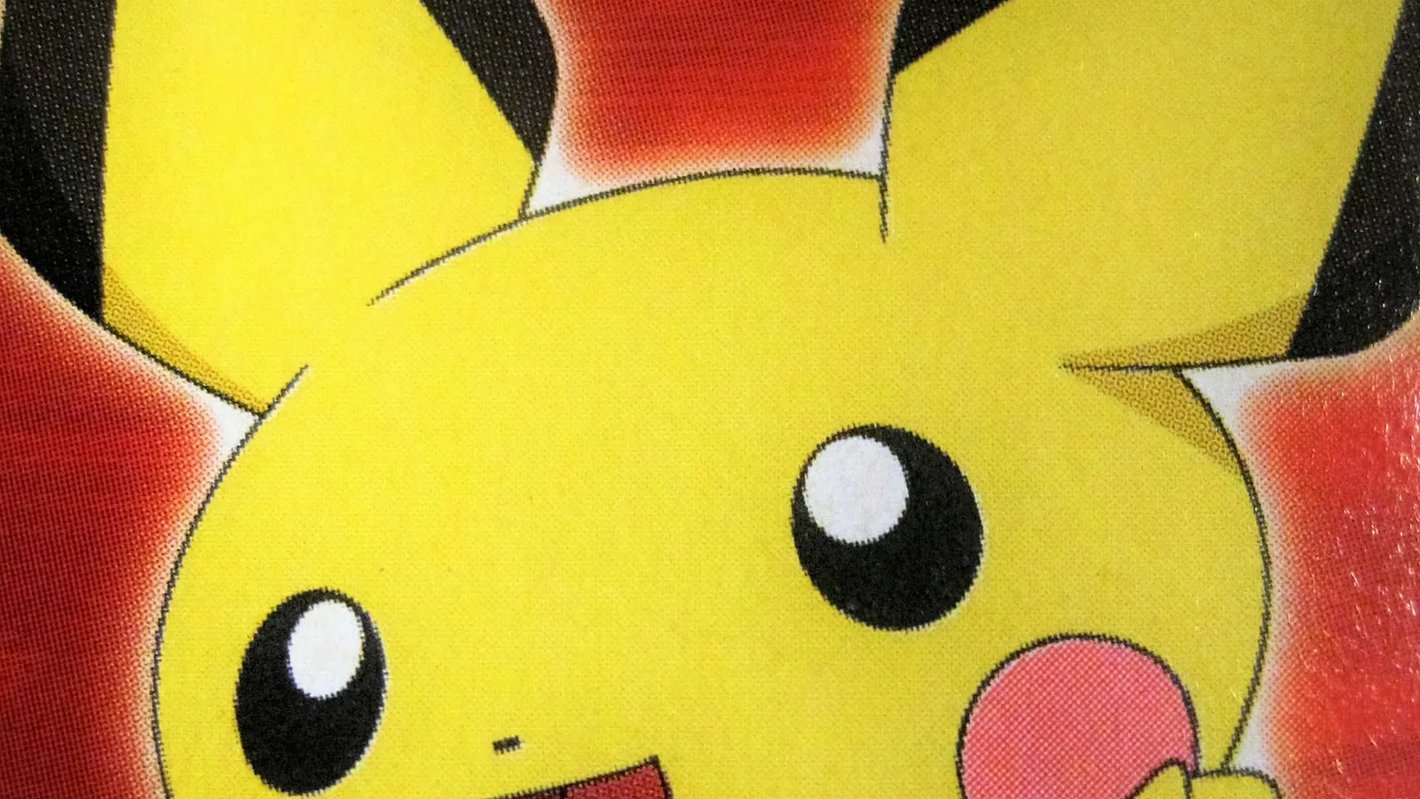 Gros plan sur une image imprimée du personnage jaune Pikachu aux joues rouges