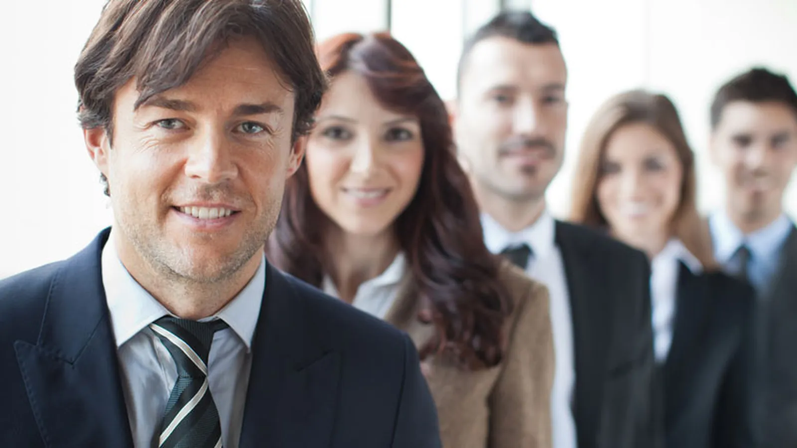 Dirigeant réunissant son équipe autour du management et des ressources humaines