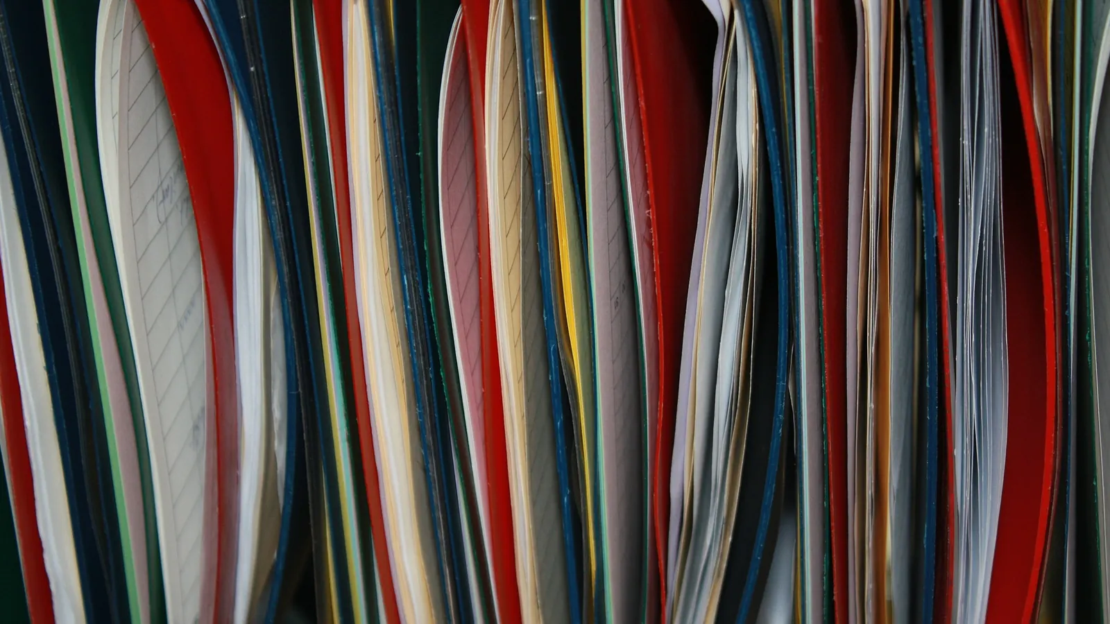 Tranches de dossiers suspendus colores, base documentaire d'une entreprise