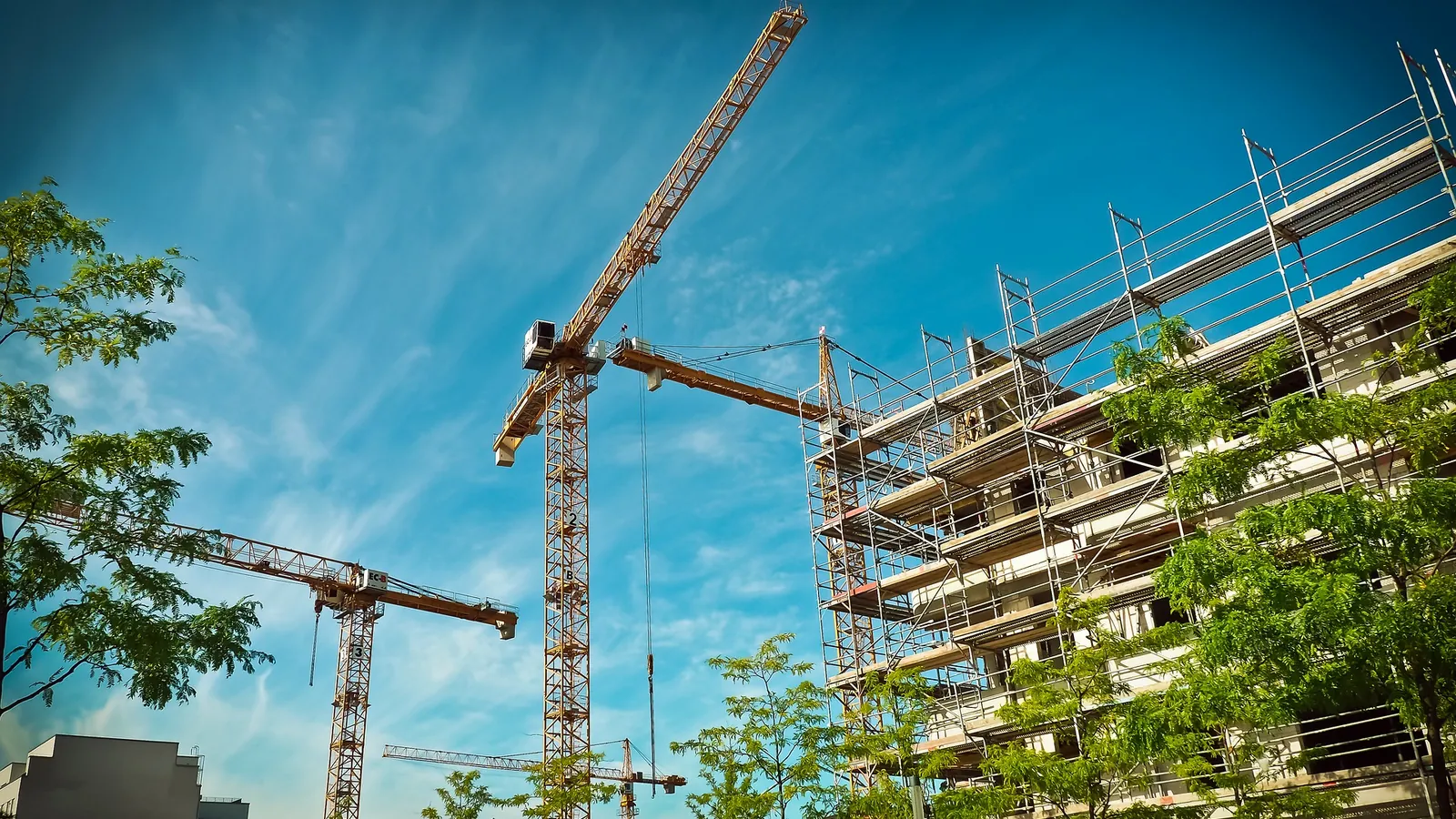 Artisan du bâtiment titulaire du label RGE sur un chantier de rénovation énergétique