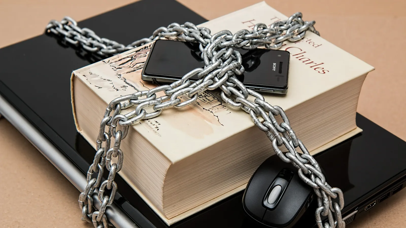 Ordinateur portable et documents entoures d'une chaine cadenassee, securisation de l'activite