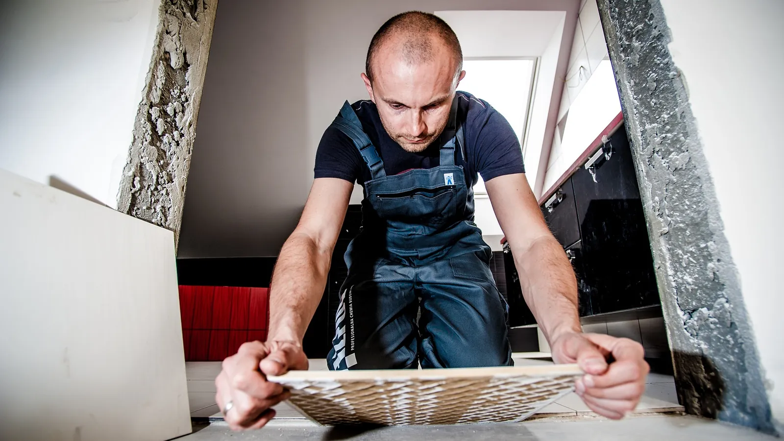 Artisan installateur au travail sur un chantier, activite quotidienne a suivre et a mesurer