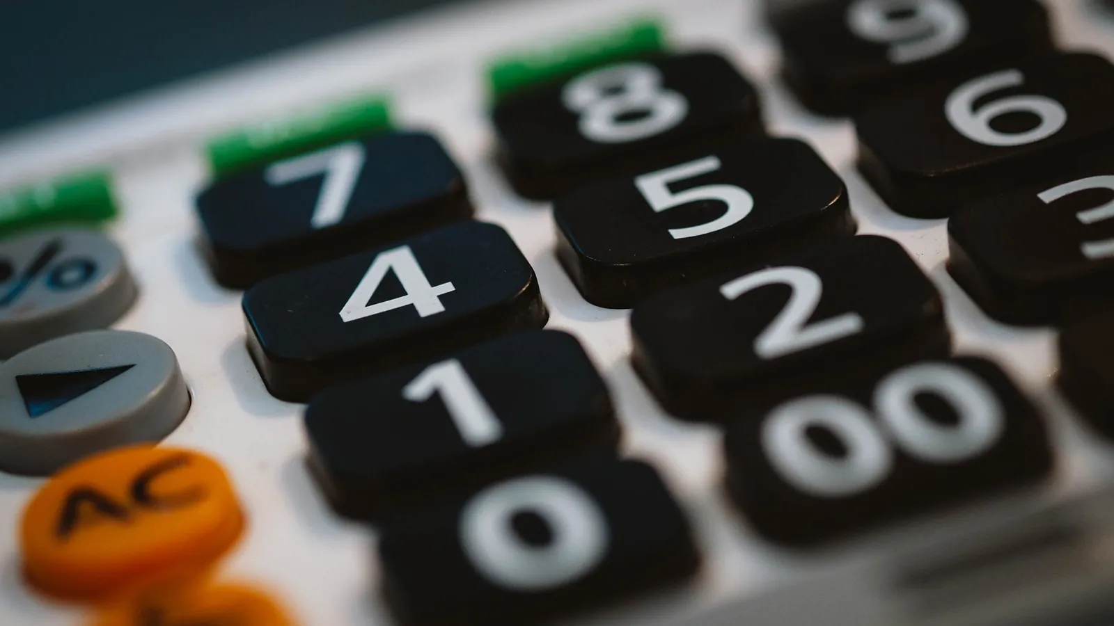 Gros plan sur le clavier d'une calculatrice de bureau, calcul de marge
